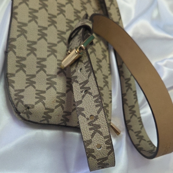 Michael Kors Monogram Beige and Light Pink Clutch - Picture 5 of 9